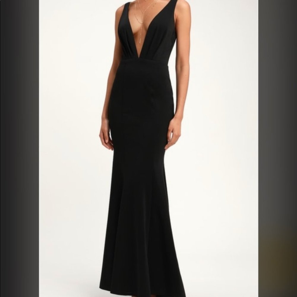 Lulu's Black sleeveless deep V-neck Dress